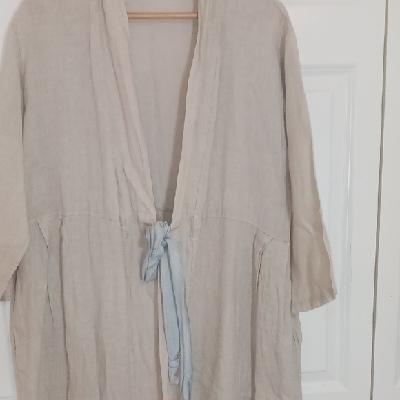 Elegant Cream Kimono with Tie - Picture 5 of 10